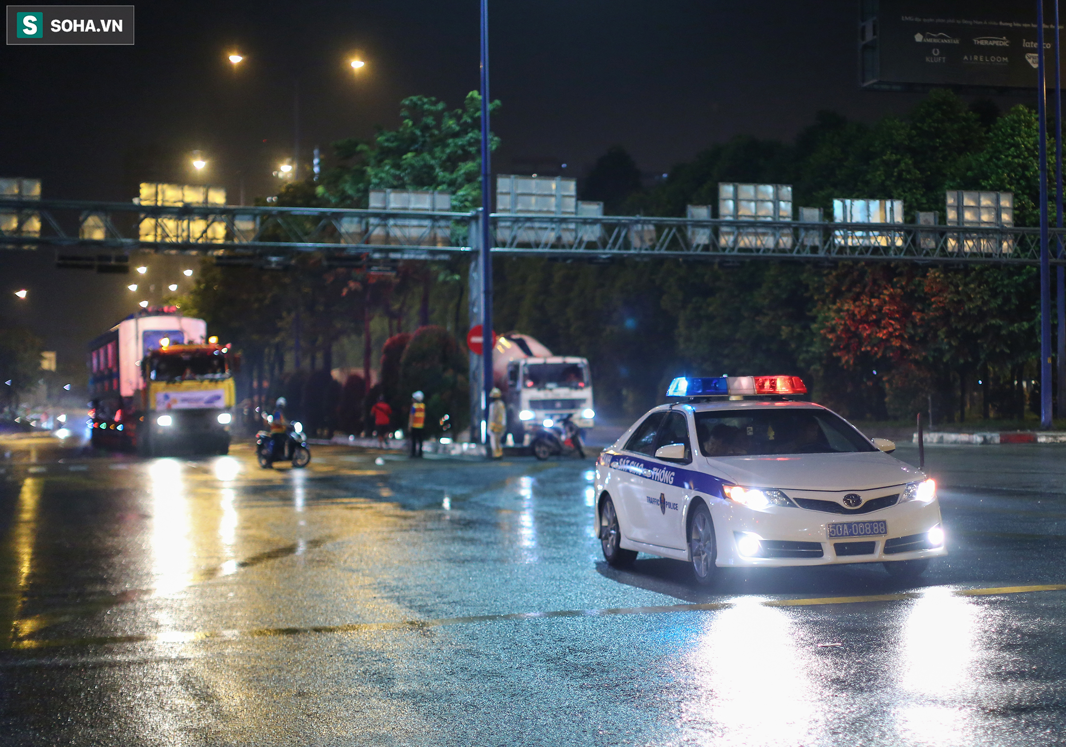 Xe cảnh sát xuyên đêm dẫn 3 toa tàu metro về depot Long Bình, trăm người Sài Gòn tò mò theo dõi - Ảnh 5.