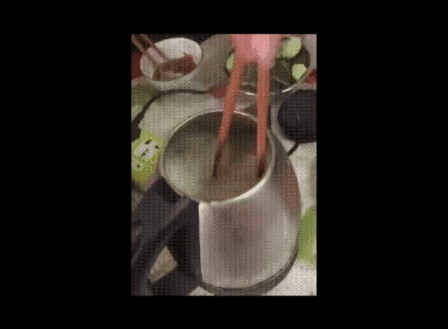 Nhóm thanh niên ăn lẩu bằng ấm siêu tốc, cư dân mạng sợ hết hồn với hành động “liều mình như chẳng có” - Ảnh 1. Nhóm thanh niên ăn lẩu bằng ấm siêu tốc, cư dân mạng sợ hết hồn với hành động “liều mình như chẳng có” - Ảnh 1.