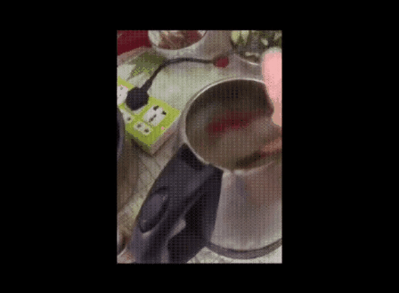 Nhóm thanh niên ăn lẩu bằng ấm siêu tốc, cư dân mạng sợ hết hồn với hành động “liều mình như chẳng có” - Ảnh 2. Nhóm thanh niên ăn lẩu bằng ấm siêu tốc, cư dân mạng sợ hết hồn với hành động “liều mình như chẳng có” - Ảnh 2.