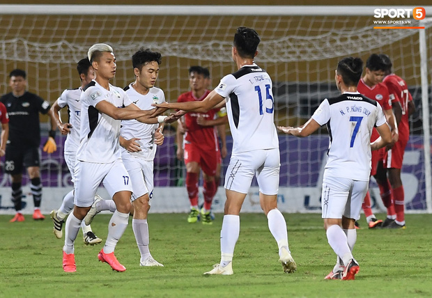 Đồng đội mải ăn mừng, Văn Toàn một mình cầm bóng về giữa sân và hò hét yêu cầu tất cả về vị trí - Ảnh 1.