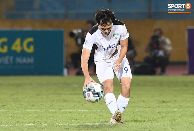 Đồng đội mải ăn mừng, Văn Toàn một mình cầm bóng về giữa sân và hò hét yêu cầu tất cả về vị trí - Ảnh 2. Đồng đội mải ăn mừng, Văn Toàn một mình cầm bóng về giữa sân và hò hét yêu cầu tất cả về vị trí - Ảnh 2.