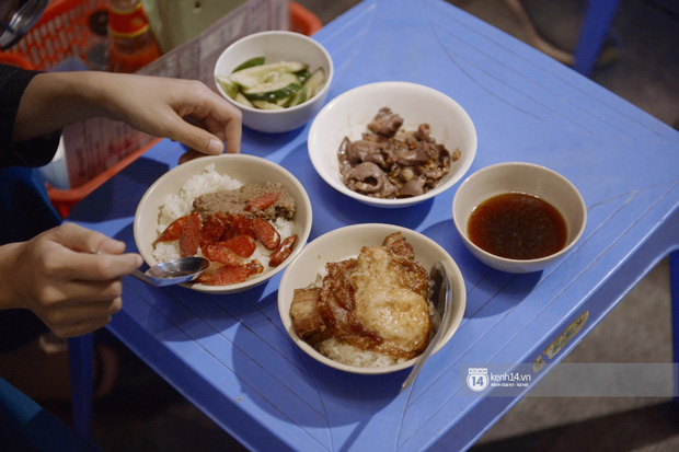 Hà Nội có hàng xôi lục phủ ngũ tạng: nhiều người than đắt nhưng khách vẫn lũ lượt đến ăn - Ảnh 1.