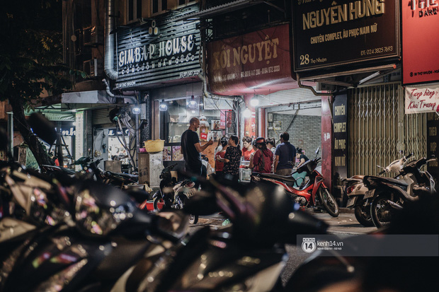 Hà Nội có hàng xôi lục phủ ngũ tạng: nhiều người than đắt nhưng khách vẫn lũ lượt đến ăn - Ảnh 2.