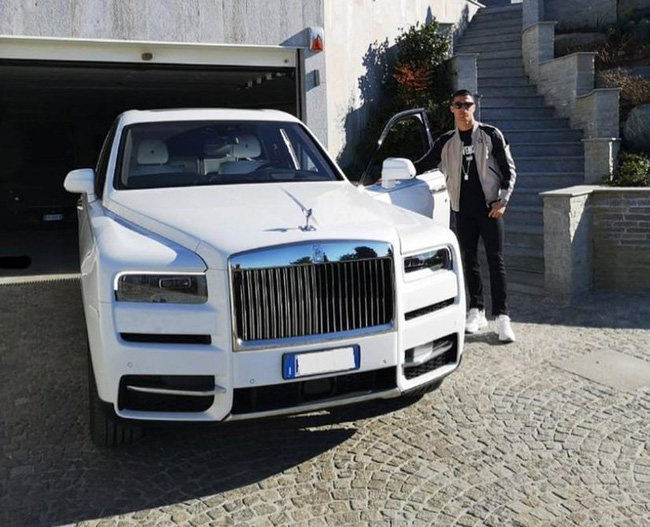 Bộ sưu tập si&ecirc;u xe của Ronaldo: Rolls-Royce Ghost dẫn đầu với gi&aacute; 86 tỷ - Ảnh 1.