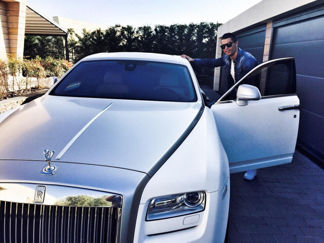 Bộ sưu tập si&ecirc;u xe của Ronaldo: Rolls-Royce Ghost dẫn đầu với gi&aacute; 86 tỷ - Ảnh 2.