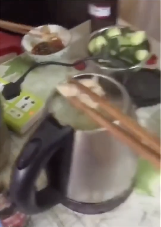 Nhóm thanh niên ăn lẩu bằng ấm siêu tốc, cư dân mạng sợ hết hồn với hành động “liều mình như chẳng có” - Ảnh 3. Nhóm thanh niên ăn lẩu bằng ấm siêu tốc, cư dân mạng sợ hết hồn với hành động “liều mình như chẳng có” - Ảnh 3.