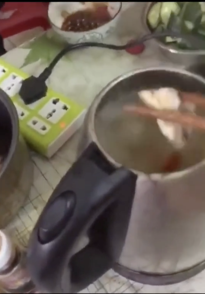 Nhóm thanh niên ăn lẩu bằng ấm siêu tốc, cư dân mạng sợ hết hồn với hành động “liều mình như chẳng có” - Ảnh 4. Nhóm thanh niên ăn lẩu bằng ấm siêu tốc, cư dân mạng sợ hết hồn với hành động “liều mình như chẳng có” - Ảnh 4.