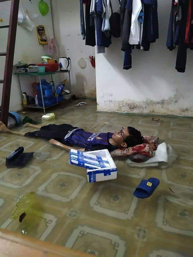 Nỗi khổ của sinh viên mùa mưa: Phòng ốc ngập lênh láng, quần áo sách vở ướt nhẹp, cả xóm trọ thi nhau tát nước - Ảnh 2.