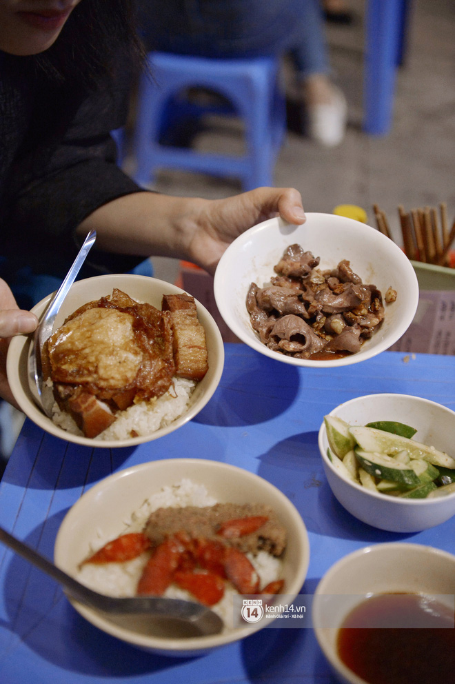 Hà Nội có hàng xôi lục phủ ngũ tạng: nhiều người than đắt nhưng khách vẫn lũ lượt đến ăn - Ảnh 4.