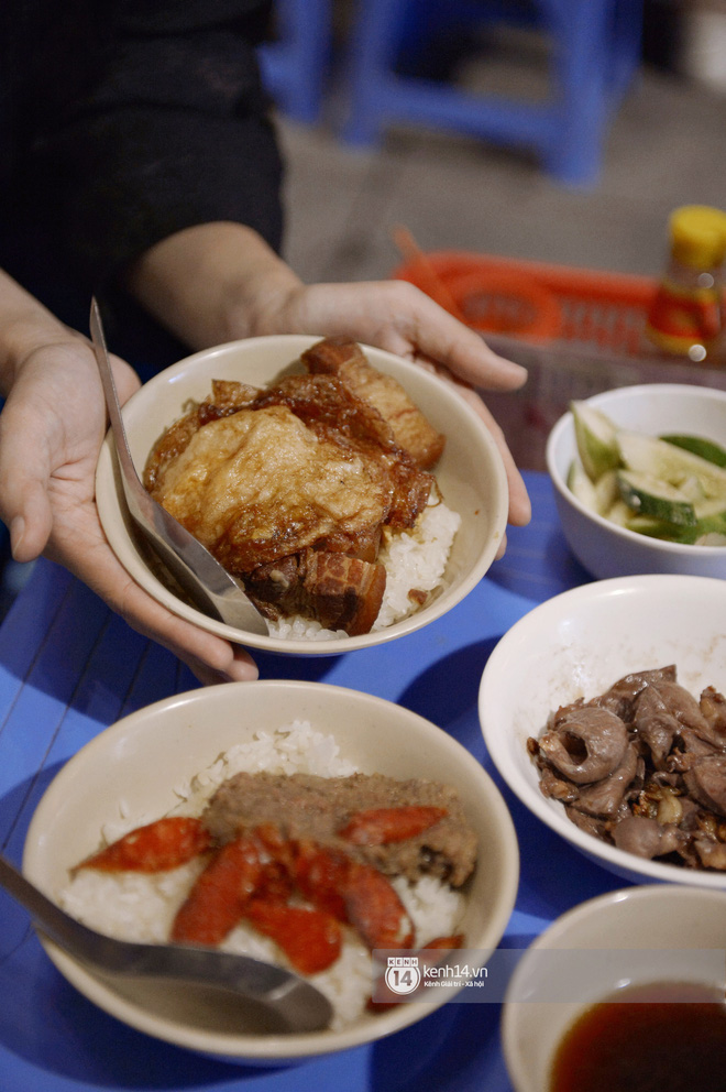 Hà Nội có hàng xôi lục phủ ngũ tạng: nhiều người than đắt nhưng khách vẫn lũ lượt đến ăn - Ảnh 5.