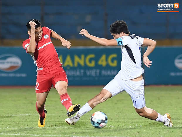 Đồng đội mải ăn mừng, Văn Toàn một mình cầm bóng về giữa sân và hò hét yêu cầu tất cả về vị trí - Ảnh 6. Đồng đội mải ăn mừng, Văn Toàn một mình cầm bóng về giữa sân và hò hét yêu cầu tất cả về vị trí - Ảnh 6.