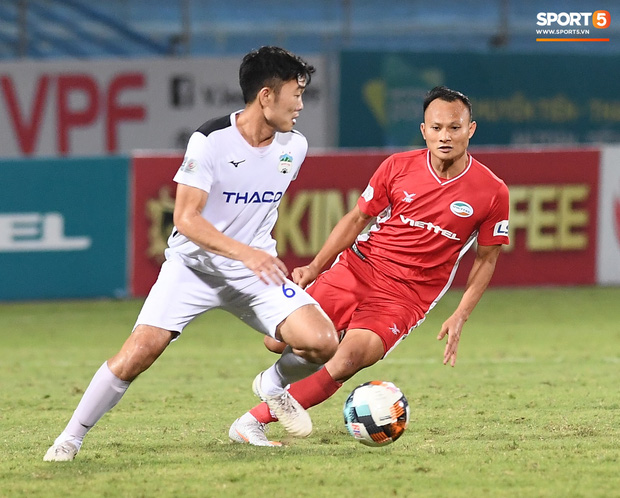 Đồng đội mải ăn mừng, Văn Toàn một mình cầm bóng về giữa sân và hò hét yêu cầu tất cả về vị trí - Ảnh 7.