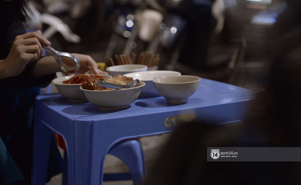 Hà Nội có hàng xôi lục phủ ngũ tạng: nhiều người than đắt nhưng khách vẫn lũ lượt đến ăn - Ảnh 7.