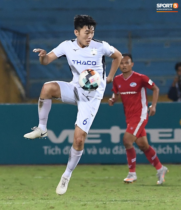 Đồng đội mải ăn mừng, Văn Toàn một mình cầm bóng về giữa sân và hò hét yêu cầu tất cả về vị trí - Ảnh 8. Đồng đội mải ăn mừng, Văn Toàn một mình cầm bóng về giữa sân và hò hét yêu cầu tất cả về vị trí - Ảnh 8.