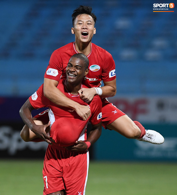 Đồng đội mải ăn mừng, Văn Toàn một mình cầm bóng về giữa sân và hò hét yêu cầu tất cả về vị trí - Ảnh 9.