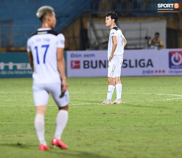 Đồng đội mải ăn mừng, Văn Toàn một mình cầm bóng về giữa sân và hò hét yêu cầu tất cả về vị trí - Ảnh 10. Đồng đội mải ăn mừng, Văn Toàn một mình cầm bóng về giữa sân và hò hét yêu cầu tất cả về vị trí - Ảnh 10.