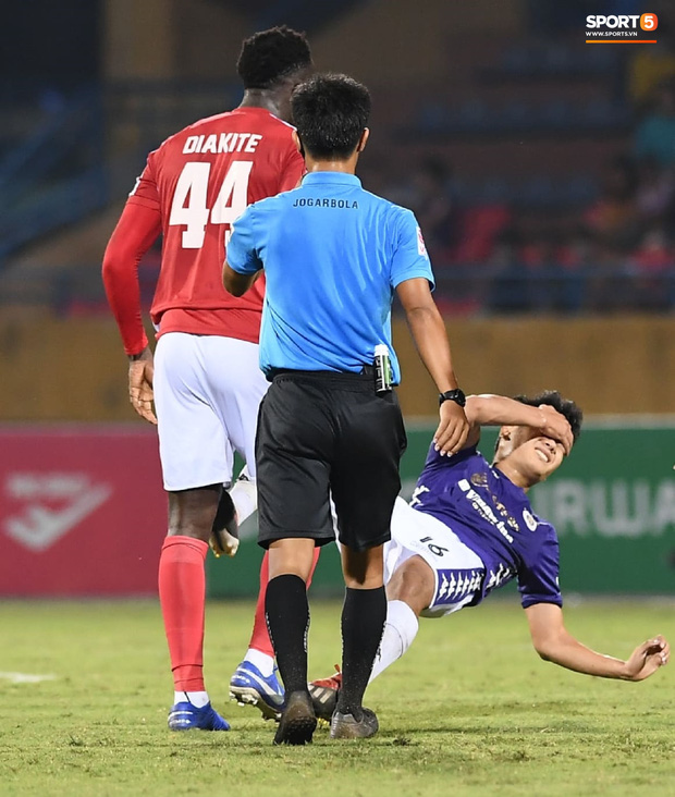 Vị trọng tài đáng yêu nhất V.League: Cười thật tươi khi rút thẻ, giải quyết mâu thuẫn bằng câu nói lại đây ôm nhau nào - Ảnh 1.