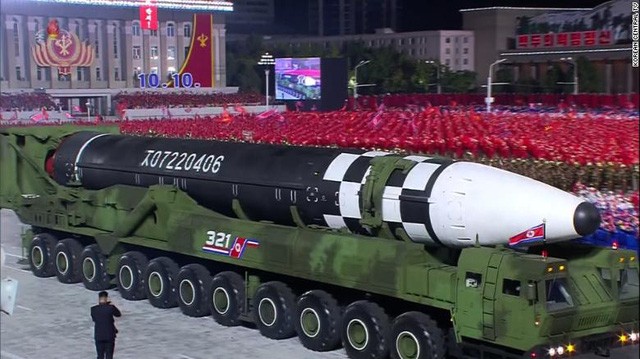 Triều Tiên ra mắt tên lửa siêu khủng chưa từng được nhìn thấy - Ảnh 1.