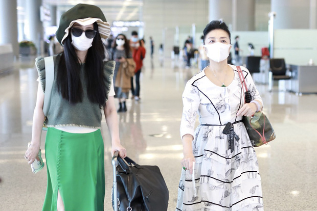 Phạm Băng Băng tiếp tục chơi nổi tại sân bay: Diện mũ to tổ chảng, trang phục khiến ai cũng phải thắc mắc - Ảnh 1.