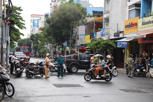 Tài xế taxi không biết đang chở nữ quái đi cướp ngân hàng - Ảnh 3.