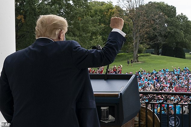 Bức ảnh tiết lộ dấu hiệu lạ trên bàn tay ông Trump - Ảnh 2.