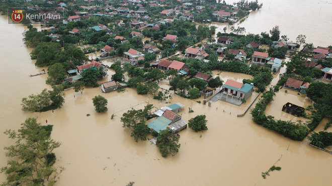 Chùm ảnh, video flycam: Cận cảnh lũ lịch sử nhấn chìm đường sá, ngập hàng ngàn ngôi nhà ở Quảng Bình - Ảnh 7.