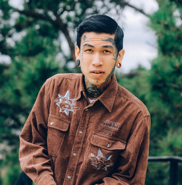 Thí sinh đầu tiên vào chung kết Rap Việt: Cơ cực mưu sinh và ý nghĩa hình xăm trên cơ thể - Ảnh 3. Thí sinh đầu tiên vào chung kết Rap Việt: Cơ cực mưu sinh và ý nghĩa hình xăm trên cơ thể - Ảnh 3.