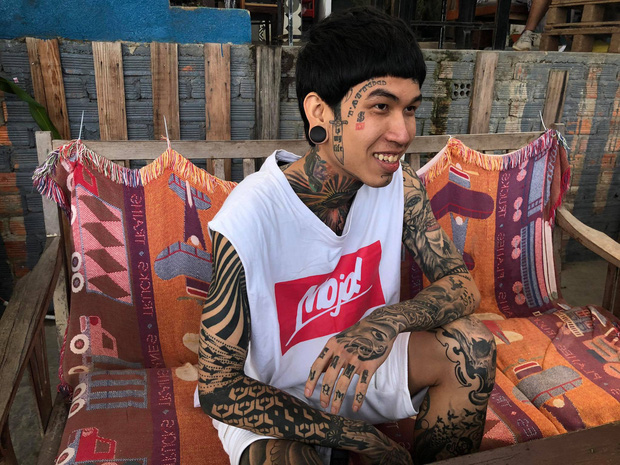 Thí sinh đầu tiên vào chung kết Rap Việt: Cơ cực mưu sinh và ý nghĩa hình xăm trên cơ thể - Ảnh 4. Thí sinh đầu tiên vào chung kết Rap Việt: Cơ cực mưu sinh và ý nghĩa hình xăm trên cơ thể - Ảnh 4.