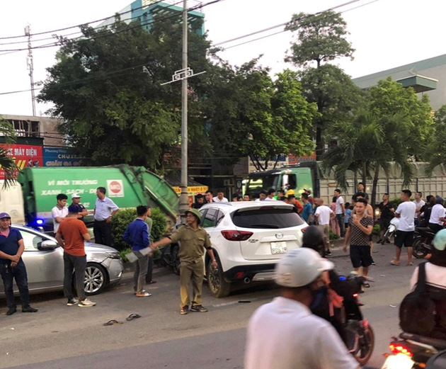 Hiện trường vụ xe ô tô CX5 gây tai nạn liên hoàn ở Hà Nội - Ảnh 1.