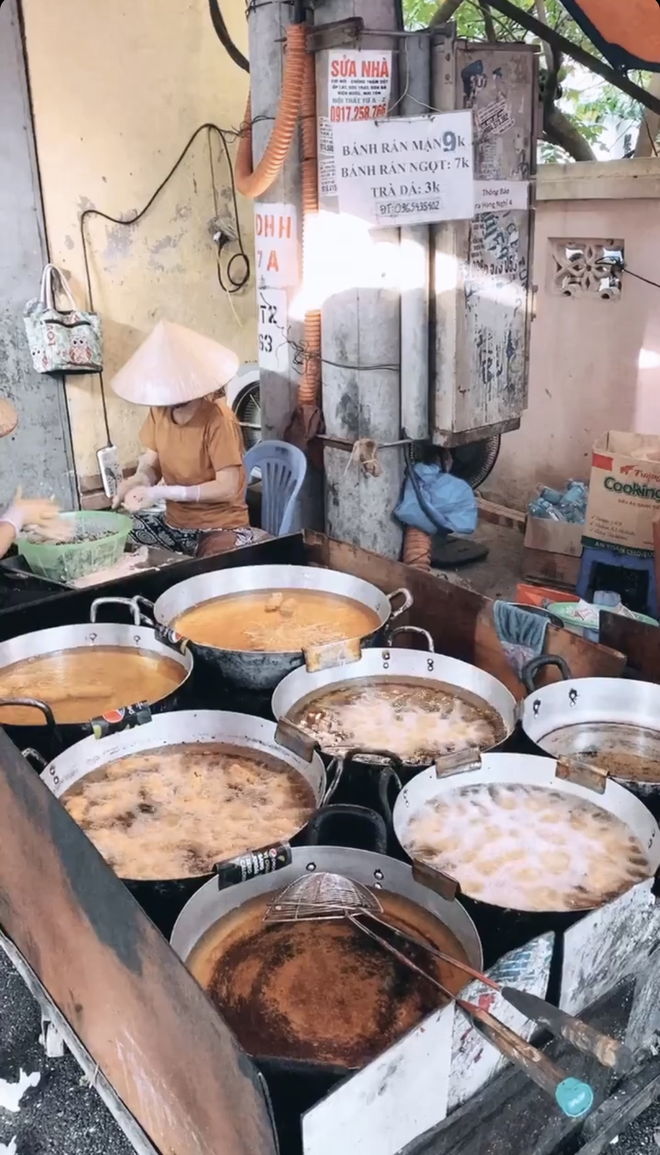 Cảnh dòng người xếp hàng đông kín đợi thưởng thức món bánh rán mặn “huyền thoại” ở Hà Nội gây xôn xao, có gì mà hot tới vậy? - Ảnh 5.