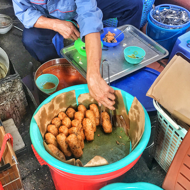 Cảnh dòng người xếp hàng đông kín đợi thưởng thức món bánh rán mặn “huyền thoại” ở Hà Nội gây xôn xao, có gì mà hot tới vậy? - Ảnh 7.