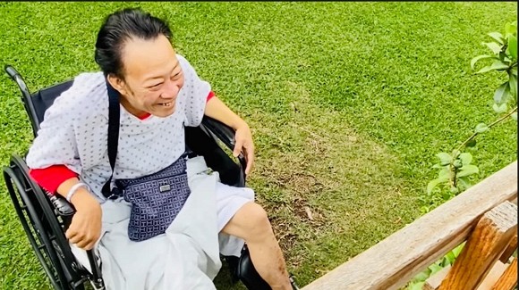 Trizzie Phương Trinh: Anh ngồi bên kia cổng sắt với 1 chân đã mất mà không kìm được nước mắt - Ảnh 6. Trizzie Phương Trinh: Anh ngồi bên kia cổng sắt với 1 chân đã mất mà không kìm được nước mắt - Ảnh 6.