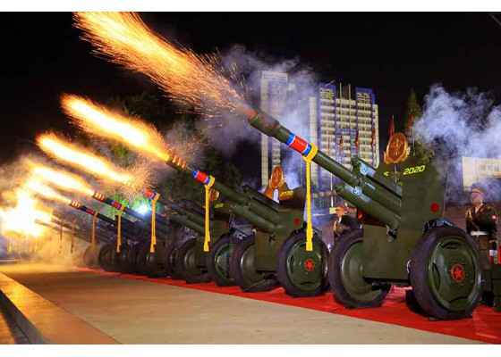 Triều Tiên khoe dàn khí tài cực khủng trong lễ duyệt binh lúc 0h - Ảnh 2.