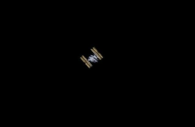 Khoảnh khắc trạm vũ trụ ISS bay ngang qua Mặt Trời - Ảnh 1.
