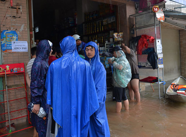 Người dân trong nội thành kinh thành Huế đội mưa xếp hàng sạc pin điện thoại, đèn tích điện - Ảnh 1.