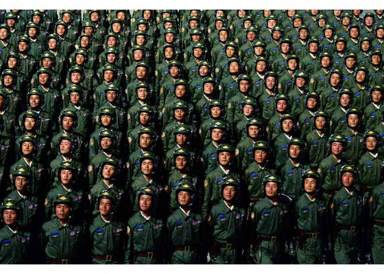 Triều Tiên khoe dàn khí tài cực khủng trong lễ duyệt binh lúc 0h - Ảnh 15.