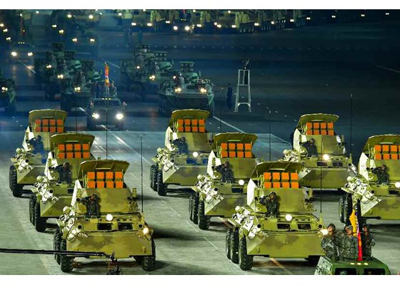 Triều Tiên khoe dàn khí tài cực khủng trong lễ duyệt binh lúc 0h - Ảnh 19.