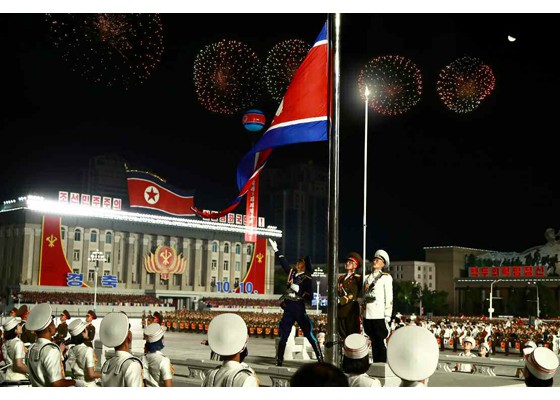 Triều Tiên khoe dàn khí tài cực khủng trong lễ duyệt binh lúc 0h - Ảnh 3.