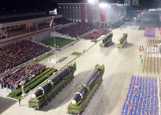 Triều Tiên khoe dàn khí tài cực khủng trong lễ duyệt binh lúc 0h - Ảnh 33.