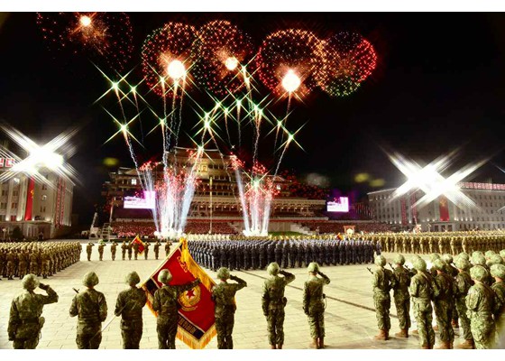 Triều Tiên khoe dàn khí tài cực khủng trong lễ duyệt binh lúc 0h - Ảnh 9.