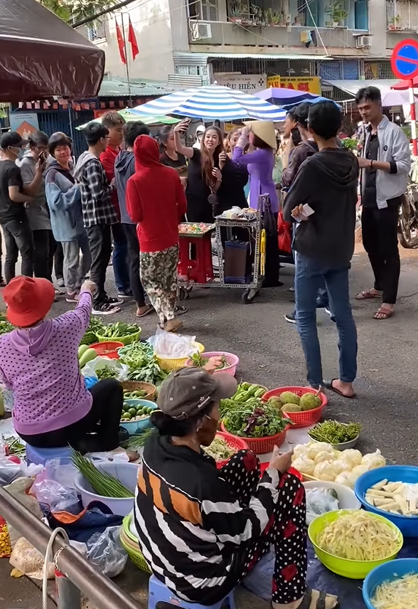 Phương Mỹ Chi bán hàng rong ngoài chợ, bị đuổi thẳng: Họ tưởng tôi bị khùng! - Ảnh 4. Phương Mỹ Chi bán hàng rong ngoài chợ, bị đuổi thẳng: Họ tưởng tôi bị khùng! - Ảnh 4.