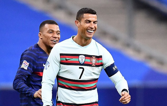  Những hình ảnh đầu tiên của Ronaldo sau khi mắc Covid-19  - Ảnh 1.