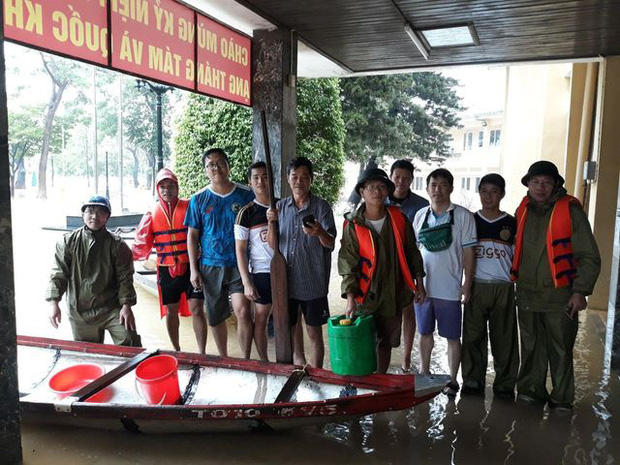 Thầy Hiệu trưởng chèo đò, lội nước mang cơm cho sinh viên đang sống giữa tâm lũ - Ảnh 3.