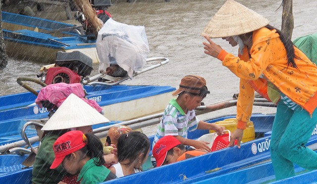 Cà Mau: Ngập diện rộng, một số nơi cho học sinh tạm nghỉ học - Ảnh 3.