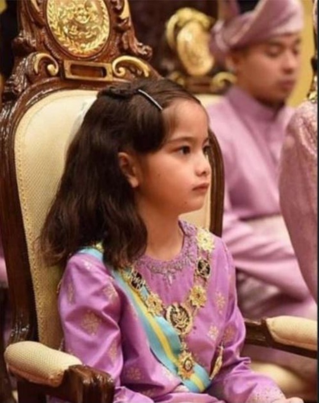 Tiểu công chúa Malaysia sinh ra đã có hàng nghìn tỷ, càng lớn càng xinh đẹp - Ảnh 5.