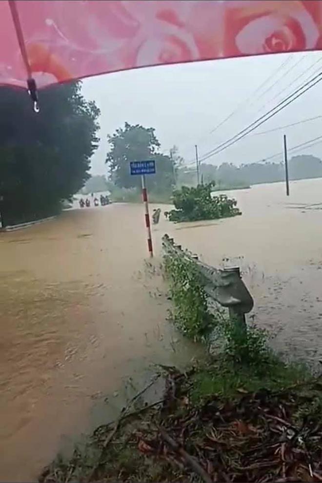 Khách mời đi đò, xe tải dự đám cưới Thảo Trang và chồng kém 8 tuổi vì mưa lũ - Ảnh 4. Khách mời đi đò, xe tải dự đám cưới Thảo Trang và chồng kém 8 tuổi vì mưa lũ - Ảnh 4.