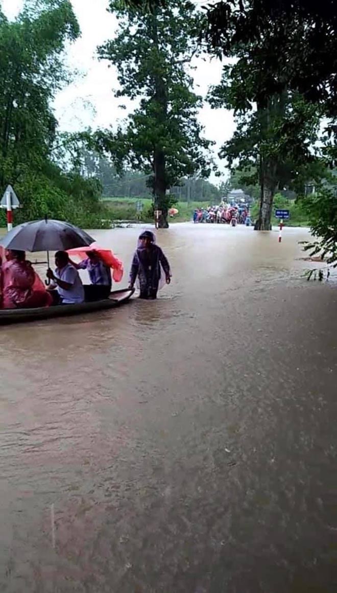 Khách mời đi đò, xe tải dự đám cưới Thảo Trang và chồng kém 8 tuổi vì mưa lũ - Ảnh 6. Khách mời đi đò, xe tải dự đám cưới Thảo Trang và chồng kém 8 tuổi vì mưa lũ - Ảnh 6.