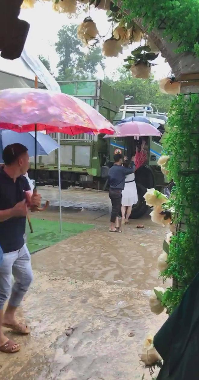 Khách mời đi đò, xe tải dự đám cưới Thảo Trang và chồng kém 8 tuổi vì mưa lũ - Ảnh 5. Khách mời đi đò, xe tải dự đám cưới Thảo Trang và chồng kém 8 tuổi vì mưa lũ - Ảnh 5.