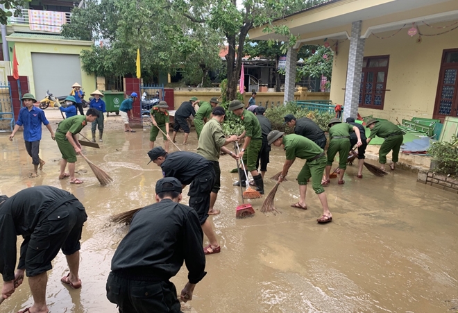 Công an Quảng Bình lập 10 tổ xung kích giúp dân khắc phục hậu quả sau lũ - Ảnh 2.