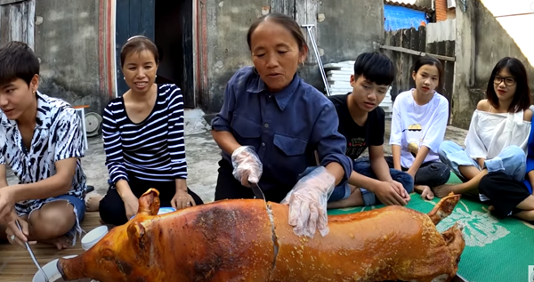 Bà Tân Vlog bất ngờ trở lại, làm hẳn lợn quay siêu to khổng lồ để ăn mừng kênh đạt 4 triệu subs, bị CĐM ném đá dữ dội - Ảnh 3.